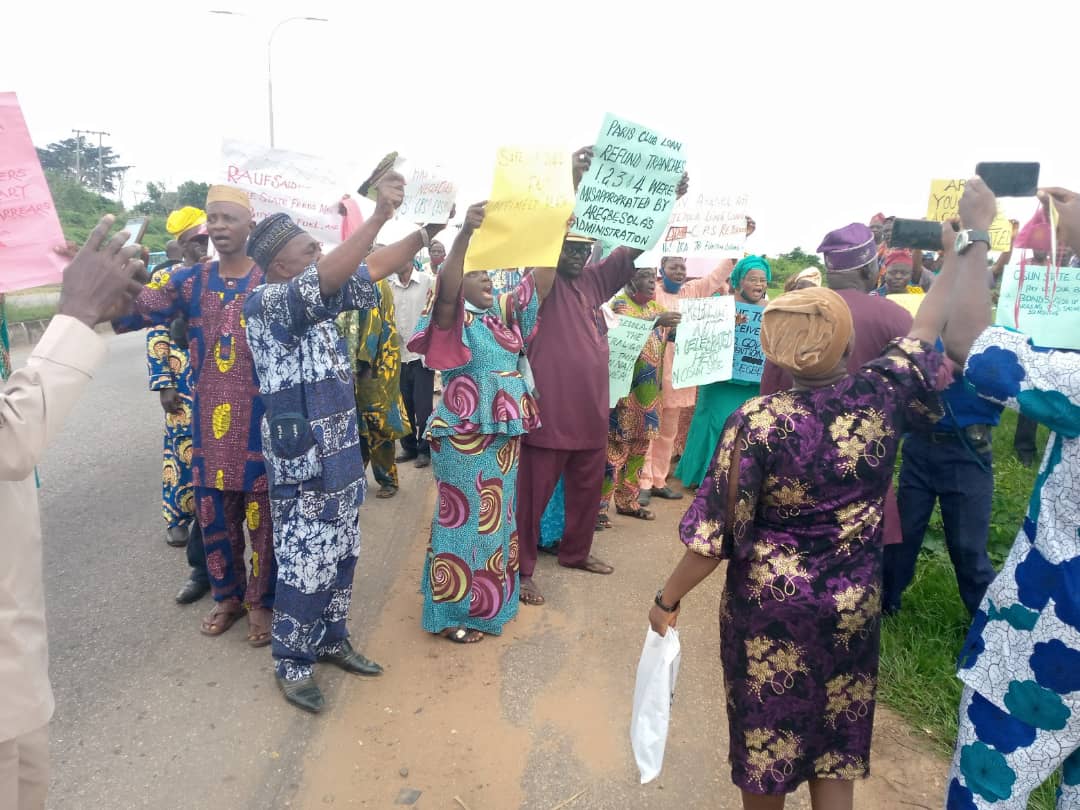 Drama as Osun pensioners protest against ex-gov Aregbesola over unpaid entitlements, say he’s architect of their suffering