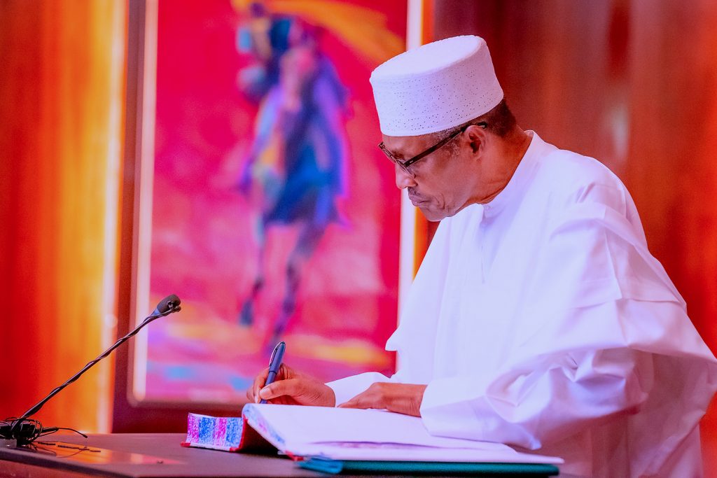 President Buhari Hails Olowu Of Kuta, Oba Makama On 10th Anniversary