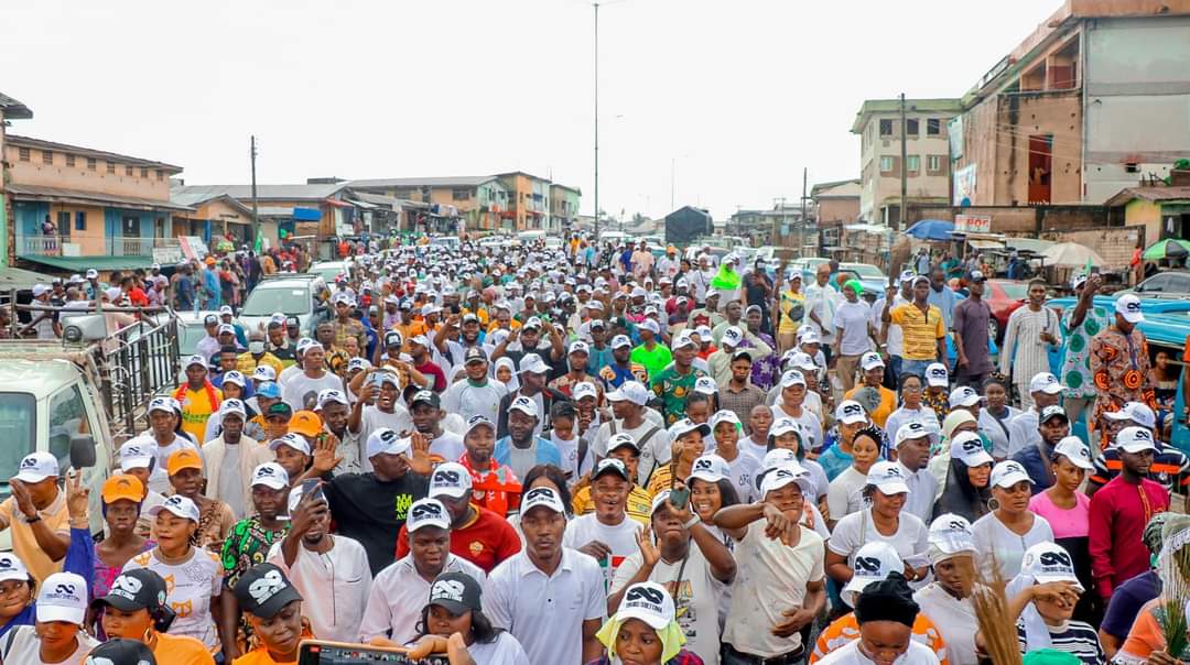 2023: Osun Youths Defy Heavy Rain, Walk For Tinubu