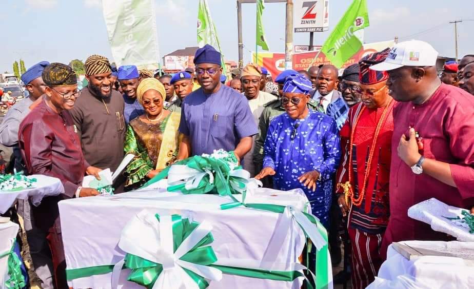 Infrastructure: Oyetola, Makinde flag off 91km Osogbo-Iwo-Ibadan road