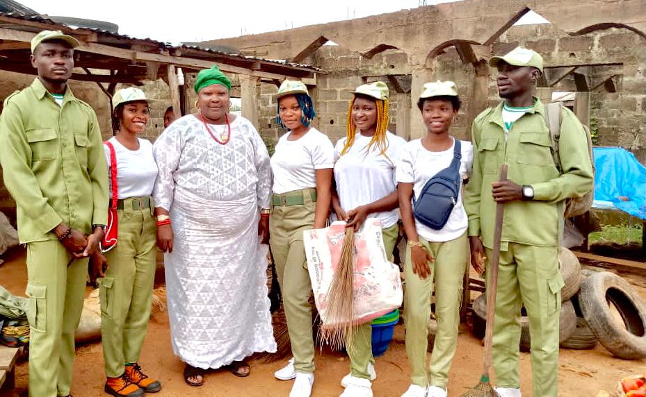 Sanitation: Osun Corps Members Clean Sasa Market, Enlighten Traders