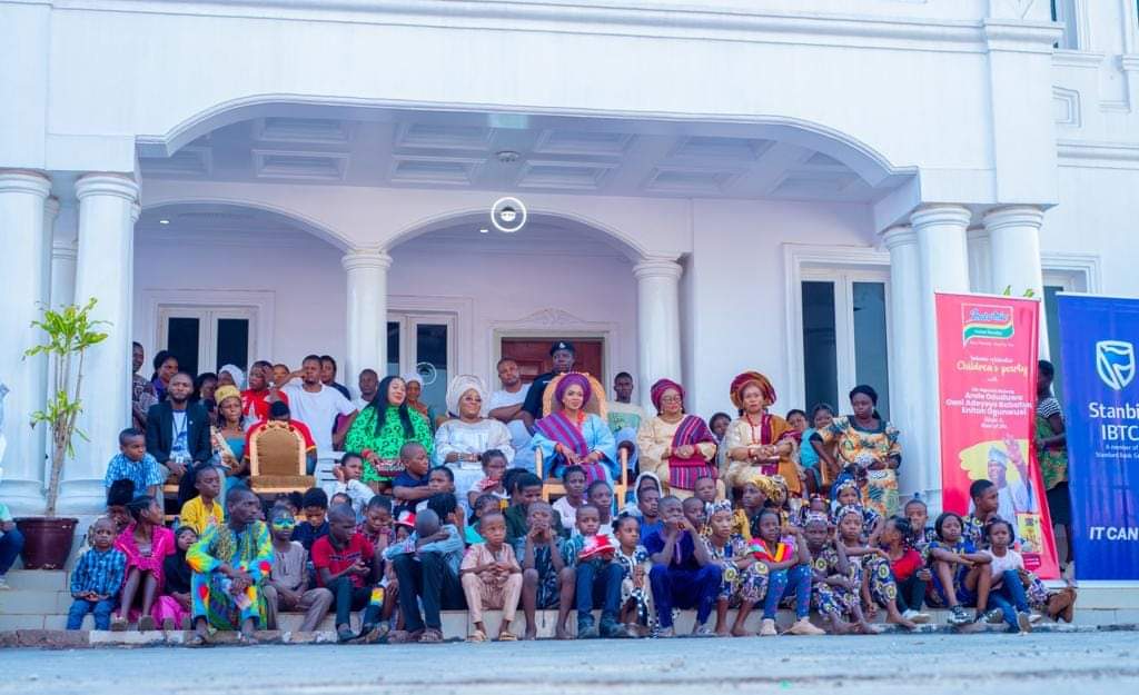 2022 Yuletide: 50 Students Get Scholarship As Ooni Throws Party For Ife Children